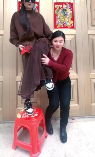 我要烟台小瘪三 给我擦皮鞋#过肩扛 #终于对这首歌下手了 #姐给的权威