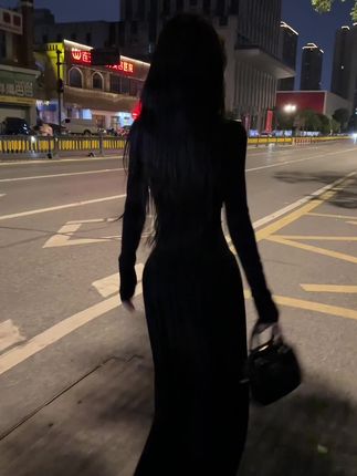 玫瑰的故事告诉我们:你可以图一个男人帅,可以图一个男人有钱,但是千万不要图他对你好,不要图他老实,因为这些都是最低成本的伪装, #又美又飒 #魅力女人