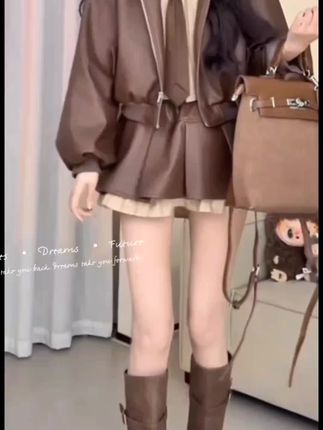 #减龄显瘦穿搭 #韩系穿搭 #棕色系穿搭 #高级感穿搭 #美搭尽显女神范 设计感衬衫拼接皮衣夹克百褶裙套装