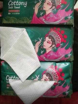 姐妹们,你们赶紧去抢这个芈奈儿的国潮风洗脸巾,它这个包装真的太好看了!而且它是母婴可用的,还是加大加厚的,怎么揉搓都不掉毛不掉絮的,吸水性也特别的好,还不含荧光剂的哈。像这种消耗品,遇到合适的就多囤一点,左下角小黄车,点开就能拍。#抽纸巾 #芈耐儿洗脸巾 #一次性洗脸巾 #柔纸巾 #洗脸巾