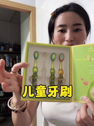 小孩的牙刷一定要多换,因为孩子刷牙永远刷不干净,所以牙刷很容易脏,这款儿童牙刷设计很好,小孩刷牙更服帖好用#自用分享#儿童牙刷u型 #儿童牙刷软毛 #好用不贵经济实惠