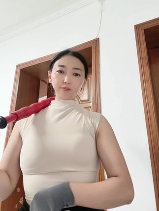 即将步入老年 可以坦然接受皱纹与白发,却决不容忍臃肿的体态与邋遢的形象。于是,50岁这年,我开始了居家健身。不仅是为了改善体态,更是为了摆脱焦虑,拥有更健康的身体和更积极的精神状态。无论在哪个年纪,都不要放弃自我成长要好好爱自己。