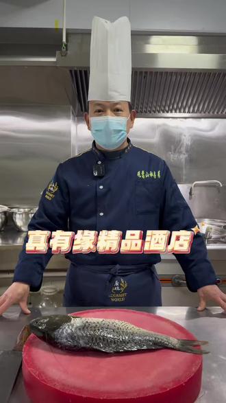 今日强推招牌硬菜——红烧黄河大鲤鱼!精选鲜活黄河鲤,现杀现做,先炸至金黄锁鲜,再入秘制红烧汁慢煨收汁。外皮焦香微脆,蒜瓣肉嫩如凝脂,每一丝肌理都吸饱咸鲜回甘的浓汁,连汤汁拌米饭都能多干两碗。寓意年年有余、吉庆满堂,家宴聚餐、宴请待客必点,上桌就是全场C位✨#舌尖上的美食