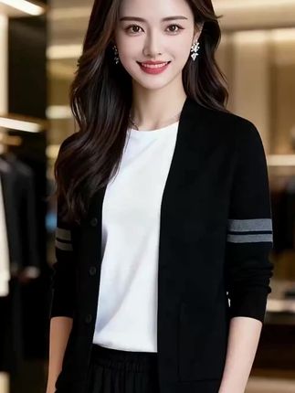 视频同款,点击链接下单。👇👇👇👇 🎉罗蒙秋春新款男士开衫来啦! 宝子们👋,我发现一款超赞的罗蒙春秋季新款男士中青年休闲毛衣针织开衫😎。它时尚百搭,不管是日常出门还是聚会都能轻松驾驭👏。版型超正,上身显气质✨。材质柔软舒适,贴身穿也不扎皮肤🥰。颜色选择多,满足不同风格需求🌈。我穿上瞬间年轻好几岁😜!你们觉得怎么样呀❓ #罗蒙 #男士开衫 #秋季穿搭 #时尚单品 #潮流上衣