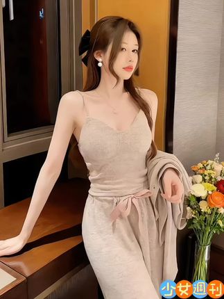 早秋睡衣分享 降温预警来啦!是时候把秋天的睡衣提上准备清单了~ 对我这种颜值与质感双控的人来说,选睡衣从不含糊——既要穿得舒服,更要看得心动。最近挖到的这套睡衣三件套,直接长在了我的审美和需求上! 面料是超软的针织磨毛,贴身穿糯叽叽的,温柔裹住身体的触感绝了;款式也完全戳中喜好,性感、时尚与优雅感拉满,上身还特别显利落。 喜欢的姐妹别犹豫,早秋的第一场舒适与颜值双赢,就从这套睡衣开始吧! #睡衣家居服 #显瘦显高显腿长 #2025早秋时髦主场 #性感 #是时候换上秋天的睡衣了@抖加🔥上热门🔥dou+🔥热点宝
