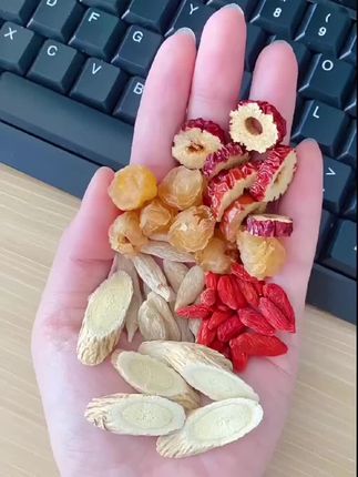 女生要多喝这个水,独立包装科学配比,开水冲泡很方便,清香微甜好好喝,建议女孩子把茶换成它!独立包装,真材实料不打碎,出门或上班携带都很方便,免煮,开水冲泡就可以喝,还可以用来炖蛋炖鸡,女性一定要好好的爱自己~#女生必备#好喝不贵#囗感特别好#超便宜超划算@DOU+小助手 @DOU+上热门 @DOU+好生意