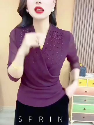 姐妹们快来看看这件超级漂亮的网纱上衣吧!它是那种非常温柔的法式风格,而且采用了独特的交叉领设计,不仅显得脖子很修长,还特别时尚。整件衣服都是用精致的钉珠缝制而成的,看上去闪闪发光,真的太美了!喜欢这种浪漫又优雅感觉的女生一定不要错过哦!#今日穿搭 #高级感穿搭 #简约大气 #只做高品质 #谁穿谁漂亮