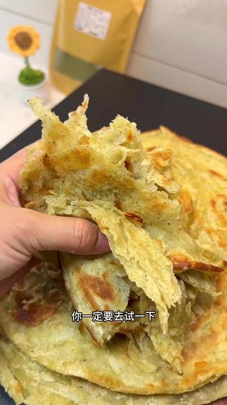 不用发面也不用醒的花椒叶油饼 比大鱼大肉都好吃的😋放凉不硬✌🏻有花椒的清香还有椒盐的香,也太好吃了吧😋#花椒叶油饼 #油馍 #油饼 #烙饼 #好吃到爆的饼