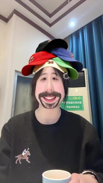 杯子一碰,黄金万两,筷子一拿,富贵荣华
敬各位,敬老己,干杯🍻🍻🍻