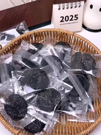 #健康零食推荐 #营养丰富 ‘`经常熬夜加班的姐妹一定要试试这个五黑黑芝麻薄脆饼,老徐到手满满一大箱,五十包才九块九,都是这种独立小包装,它是由黑芝麻、黑桑葚、黑枸杞、黑米、黑豆。种健康食材制作而成,关键还是零蔗糖,非油炸的,每片上面都是满满的黑芝麻,吃起来又香又酥又脆,满口芝麻香,家里的老人孩子都特别爱吃。