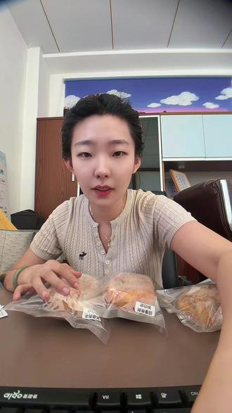 朋友们,一共三种口味,收货后不直接食用一定要及时冷冻,吃的时候,在表面喷一层水,烤箱、空气炸锅200-210度,3-5分钟口感就和刚出炉一样啦@甜品公主-悦悦 #恰巴塔 #甜品#源头工厂