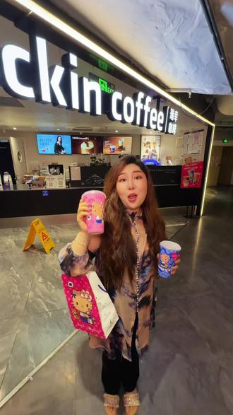 12.9拿下超大杯的瑞幸新品Hello苹果茉莉 #Hello苹果甜酷登场 #HelloKitty和她的漂亮苹友 #Hello苹果茉莉 #瑞幸咖啡 #瑞幸