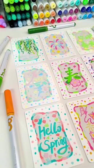 用丙烯马克笔画透卡|把春天装进口袋里🌱 🌿 把春天画在水彩纸上,稚乎丙烯马克笔太香了!
最近沉迷手作透卡,这次新入了稚乎丙烯马克笔+水彩纸,没想到质感直接拉满✨
- 马克笔颜色超正,覆盖力强不透纸,在水彩纸上画也很顺滑,新手也能画出干净的奶油边框
- 水彩纸的纹理感自带温柔滤镜,搭配春日元素(小花、小草、蝴蝶),每一张都软fufu的
- 对着光看的时候,颜色会变得通透又治愈,像把阳光和微风都装进了这张小卡片里
画完可以当书签、装饰画,或者送朋友当小礼物,仪式感满满~
新手也能轻松上手的春日手作,用对工具真的事半功倍!
#手作 #春日透卡 #稚乎丙烯马克笔 #水彩纸手绘 #DIY小物