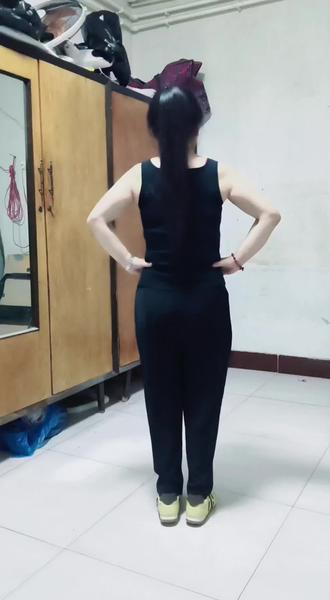 #锻炼我的腰 ,#二尺一的腰练出一尺八的腰 ,人家花钱减肥,我不用花钱就减肥了啊#客厅健身动作分享 歌舞,歌曲名字,叫婆婆丁,#舞蹈客厅实拍视频 ,喜欢跳舞的朋友们一起玩吧,快乐分享,祝:大家天天心情好