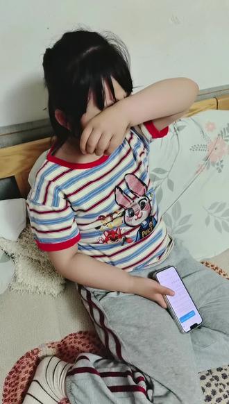 豆包,你看着办,我家娃把你当好朋友了,因为她摸不着你,你说在她身旁,她哭的老伤心了,你给解决一下吧#豆包 #萌娃日常 #哭笑不得 #童言童语 #在线等