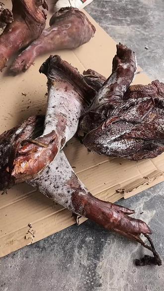 猪肉都发霉了,别浪费用火烤一下,消毒还可以继续食用#农家烟熏腊肉 #正宗土猪肉 #农家腊肉