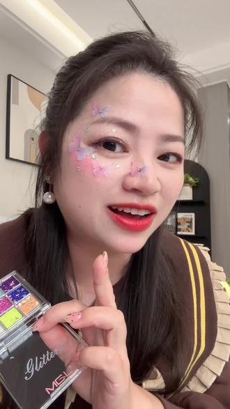 姐妹们,有了这2样东西,一分钟就能化好一个简单好看的舞台妆,元旦表演要到了,手残党妈妈看过来#儿童舞台妆 #蝴蝶贴纸眼妆 #手残党化妆 #舞台妆