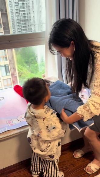 这下儿子该不会天天吵着想要妹妹了吧##整蛊儿子 #娜塔莎 #搞笑