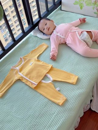 婆婆给宝宝穿上准备的几套无骨加绒打底套装,面料软软糯糯,穿着保暖又舒适 #母婴好物 #儿童保暖套装 #秋衣秋裤套装