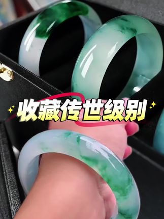 匠人匠心打造、媲美高贵、高冰玻璃飘花手镯、动人心扉的灵性之美、飘花灵动、水头更是冰透感十足!#玉器 #性价比超高 #手镯控 #手镯 #玉石魅力