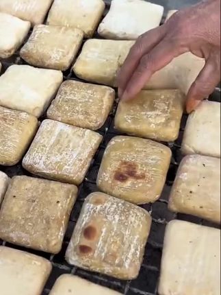 下一站,贵州,贵山贵水迎贵客,我烤豆腐干来招呼你#民间传统美食 #地方特色美食 #手撕豆腐#贵州特产