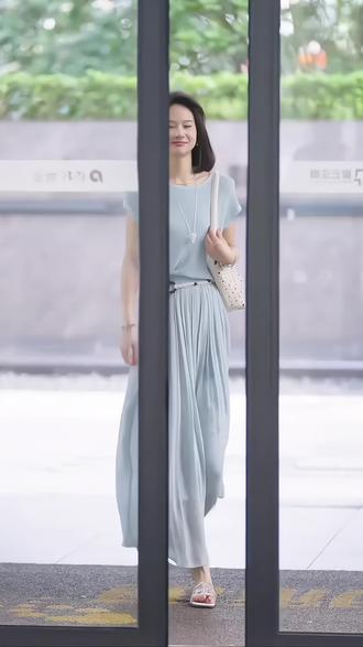 巨好看的夏季两件套裙盐系时尚绝美气质穿搭蓝色上衣半身裙套装女#轻职场松弛穿搭 #浅尝一下早夏氛围穿搭🍃 #夏季减龄高级穿搭 #谁穿谁美 #高级感穿搭 @抖音小助手 @抖加上热门 @抖加🔥上热门🔥dou+🔥热点宝