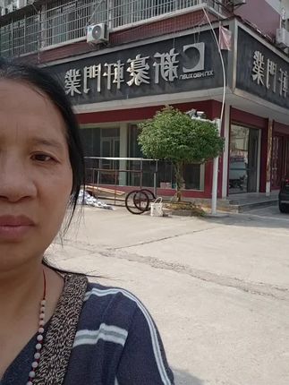 东方建材门面124平,有四米高,巳装有阁楼为住房,门门面内设有厨房厕所,三门采光,相当于5个门面,门面有两个步梯,湿气少,住家也舒服,位置居中,生意好做,曾峰直达到150万,现69.8万卖,捡漏的你看到了吗?您的财富热线15873898473