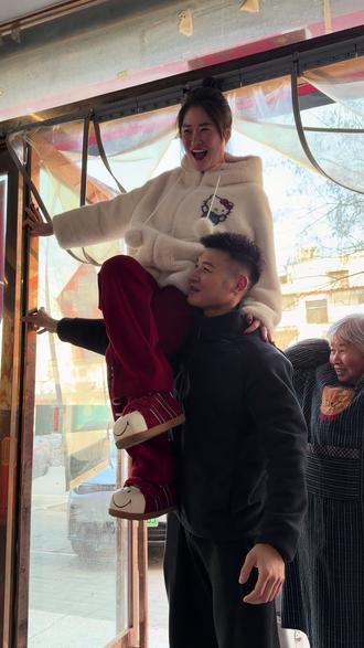 #真实生活分享计划 #这个动作有点难 #扛肩拍照 #180大帅哥 #弟弟
花絮篇之第一次尝试
我都惊呆了😱
我弟真帅我弟真有劲💪🏻