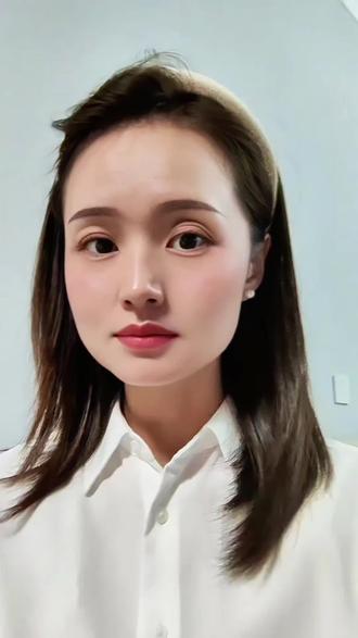 她是一名历史老师,当她站在传授学业的课堂上,向学生们讲述着千百年来的历史封建糟粕,让新血液牢记,自由生长,自己却被困在那封建糟粕里,不得脱身。祝你下辈子可以自由的过自己想要的生活。#原生家庭 #婚姻悲剧 #女性觉醒#愿每个善良的人都被温柔以待 @DOU+上热门