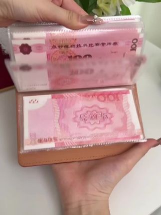 #终于把这一本可以存两万块的现金本存满了,打开全部都是独立高透的内袋,翻页非常顺滑,不粘脸。每月可以存放两张,总共可以放两万元,有了就存一张,只要开始就有存满的一天,放到家里满满的安全感。这两本沉甸甸的,碰都舍不得碰,这就是我对抗生活的底气。养成这种存现金的习惯,存钱一点也不难。#存钱包推荐 #钱包