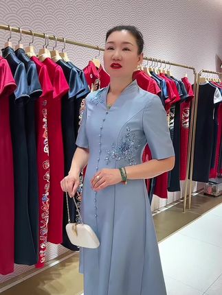 天蓝色A裙摆旗袍赋予喜婆婆、喜妈妈温婉雅致之美。天蓝色象征天空与海洋,寓意广阔包容、祥瑞平和,寄托家庭和睦、幸福绵延的期许;A字裙摆灵动飘逸,修饰身形更显端庄大方,寓意未来生活如裙摆般舒展顺遂,也象征着家族新程自此优雅启航,承载美好祝福与对美满婚姻的深情祝愿。#喜妈妈喜婆婆礼服定制 #喜婆婆平时也能穿的服装 #结婚妈妈裙装 #婆婆妈妈装 #婚礼妈妈装