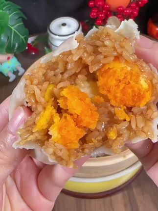 家里有上班上学的总是发愁#早餐吃什么 ,那就蒸上一锅这个皮皮纸薄的烧麦吧!鲜香软糯,多种口味换着吃#妈呀太香了 #纸皮烧麦 #早餐 #烧麦