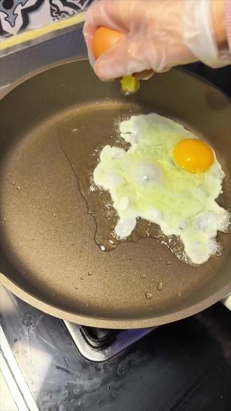 #复刻公瑾爆蛋 你吃过公瑾爆蛋了吗?一个人吃饭的时候可以试试这个,又简单又下饭!不愧是穷鬼拌饭!#厨房日记美食分享 #拌饭 #鸡蛋的神仙吃法 #跟着抖音做美食