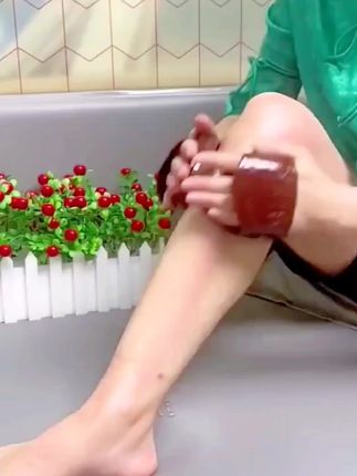#创作灵感 你敢相信吗?七十多岁的老妈借助这个经络刷,每天就这样坚持锻炼五分钟,快一个月了,现在脑袋轻松舒服了,晚上也呼呼香了 #经络刷 #经络刷全身通用 #经络刷腿