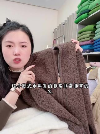好穿又好看,保暖舒适,怕冷的姐妹闭眼入。#气质穿搭  #谁好看谁好看 #美出高级感  #秋冬穿搭  #外套