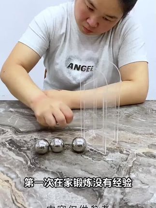 手指紧握打不开的朋友,别在傻傻的靠硬掰了,试试这款#手指屈伸训练器 #好物分享🔥 #居家锻炼