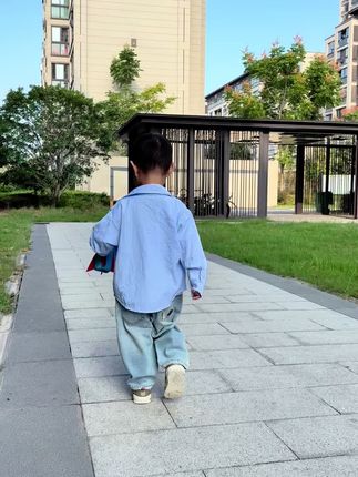 我的男孩在努力的长大,开始会期盼每天上学的日子,还记得开学前不愿上学哭闹的样子,长大真的就是一瞬间#我的男孩一不小心就长大了