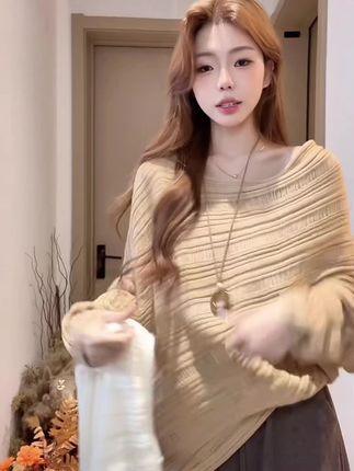 #减龄显瘦穿搭 这件斗篷上衣真的太绝了,穿上它我就是氛围感美女!它的版型很宽松,遮肉又显瘦,而且超级百搭,无论是搭配牛仔裤、短裤还是裙子都很好看,上身效果非常慵懒随性,简直爱了爱了。#早秋姐感穿搭气质顶满 #轻松解锁秋季穿搭 #早秋穿搭公式来了 #初秋一周不重样穿搭