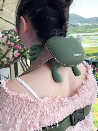 这年头,谁还花钱去按摩店按摩?现在都用这种极点魔术手按摩仪了,在家就能享受大师级别的按摩!仿真的手掌设计,加上热敷功能,就跟真人按摩一样舒服,随时随地都能来上一回#肩颈按摩器 #仿人手按摩仪 #颈椎按摩器 #按摩放松 #居家好物