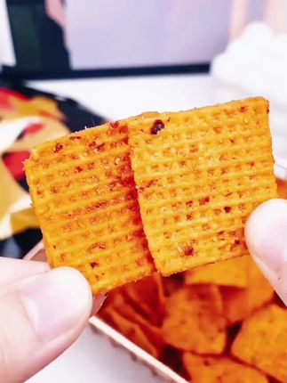 #遇吉辣子锅巴#嗄嗄好吃就问 你幻馋不馋就完了#网红爆款零 食推荐!
