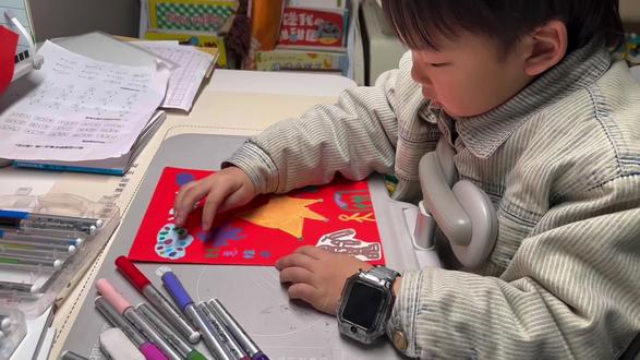 历时两个月,终于完成了他的创意绘本,之前都是自己画自己剪刀剪下来贴好的,然后做到3分之二就停止了,今天忍不住给他把省下来的三分之一画好未剪下来的给他剪好贴上,然后他自己又继续绘画完成封面,还让我视频记录他