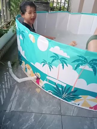 夏天到了,快给孩子安排一个这样的家用可折叠免充气游泳池吧!它不仅承重能力强,而且稳固,不担心会侧翻。有了这个游泳池,再也不用担心孩子跑去 河边玩水了。