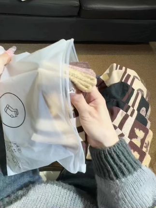 秋冬怎么能少得了条纹袜,长筒高腰修饰腿型,还是可爱字母棉袜搭配各种鞋子都好看!#好穿又百搭 #面料柔软亲肤 #上脚舒适 #软底软面穿上超舒服 #舒适百搭