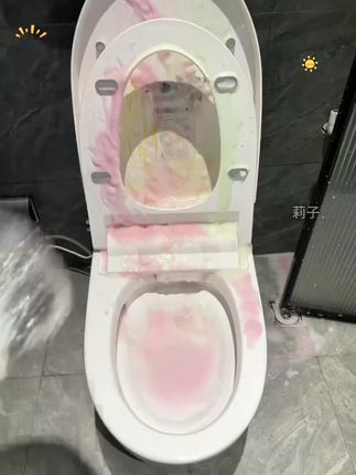我们家有个好习惯,每隔两周都会给马桶洗个澡,要不然都不知道有多脏。就是这个玫瑰香氛马桶洁厕剂,它不仅能够深层清洁马桶,还能有效抑制细菌滋生,关键还不伤害釉面,用完还有一股淡淡的玫瑰清香。想要家里马桶干净又卫生的姐妹们,赶紧试试吧!