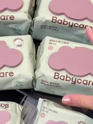 赶紧用你全家人的手机号来薅一个babycare大包湿巾的羊毛!一个id只能拍一单,平时很难补到货的。每包八十抽,纸张柔软亲肤,又大又厚实,而且还是纯水配方,小宝宝都能放心用。平时用来擦手、擦脸都很好,很适合外出携带。刷到还有库存就赶紧冲!@DOU+小助手 @DOU+好生意