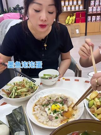 洗干净,沥干加入肉末,加入鸡蛋蒸熟,倒入酱油,味精