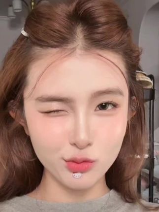 YSX同款水钻小发夹好好看啊 好清冷啊#强烈推荐 #变美小技巧 #修饰脸型 #水钻小发卡