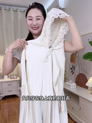 好甜美好洋气的一件蕾丝提花的连帽打底衫,不管是直接单穿还是套在外套的里面都是很好看很漂亮的,家有女儿的赶紧去冲!超美的#强烈推荐 #甜美穿搭 #早秋新品 #中大童女孩衣服推荐 #女童打底衫长袖