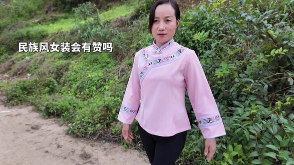 #民族服饰 粉衣裹着山野的灵气,一眼就被撩到