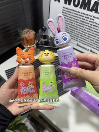 天呐!兔头妈妈与疯狂动物城联名的牙膏也太萌趣可爱了吧!不爱刷牙或者刷牙敷衍的小朋友一定要给他试试这个!#免头妈妈牙膏 #儿童牙膏 #儿童牙膏推荐 #兔头妈妈